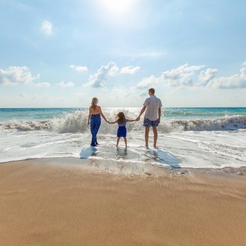 Gezin met jonge kinderen op het strand van Barcelona in de zomer