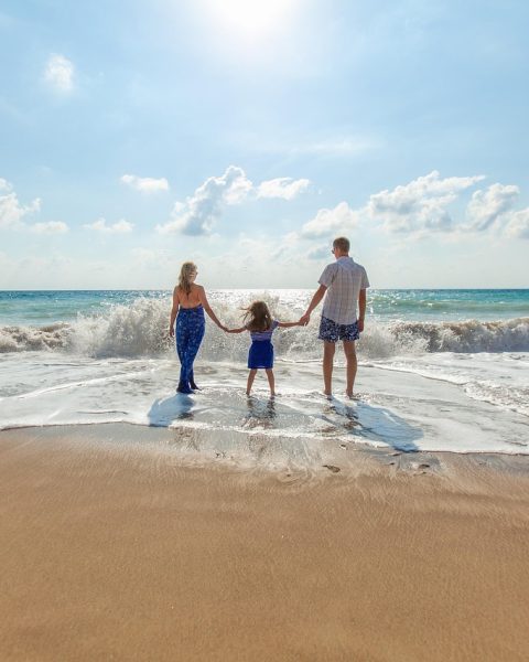 Gezin met jonge kinderen op het strand van Barcelona in de zomer