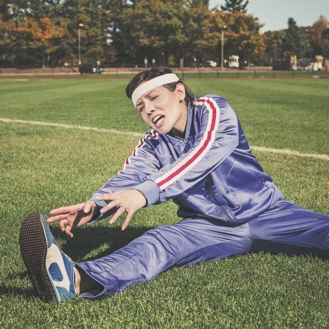 Een jonge vrouwelijke atlete traint vroeg in de ochtend in een lege sporthal