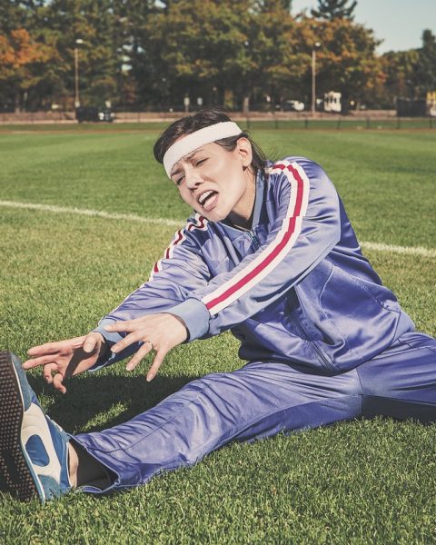 Een jonge vrouwelijke atlete traint vroeg in de ochtend in een lege sporthal
