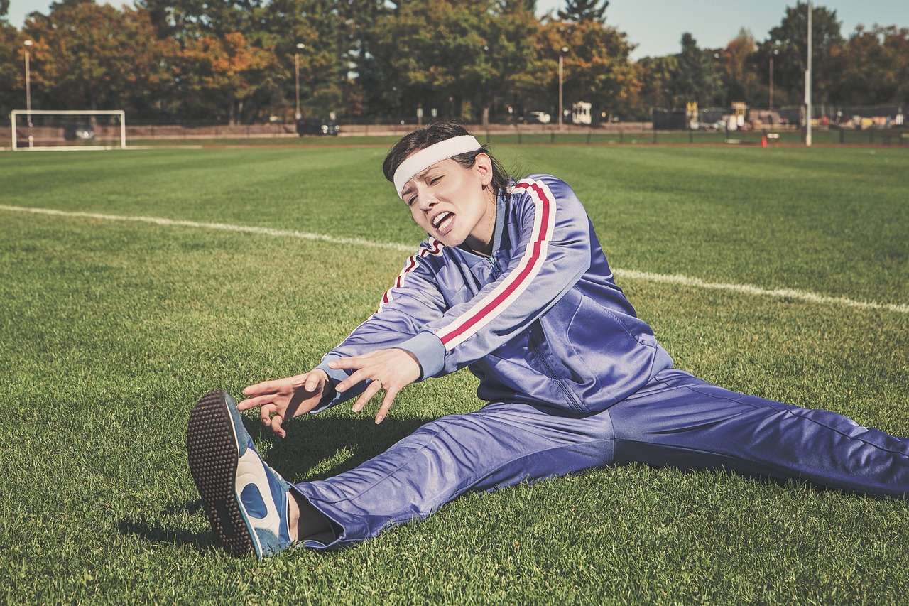 Een jonge vrouwelijke atlete traint vroeg in de ochtend in een lege sporthal