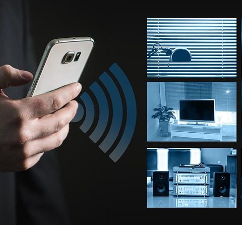 Slimme huishoudelijke gadgets in een moderne keuken, waaronder een slimme speaker en airfryer