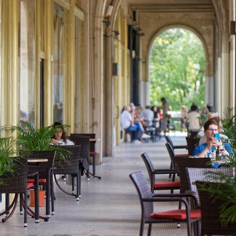 Zomers terras in Brussel met mensen die genieten van de zon