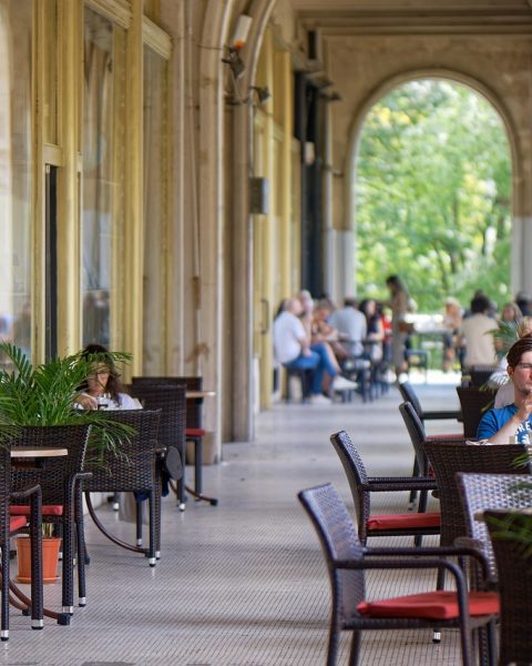 Zomers terras in Brussel met mensen die genieten van de zon
