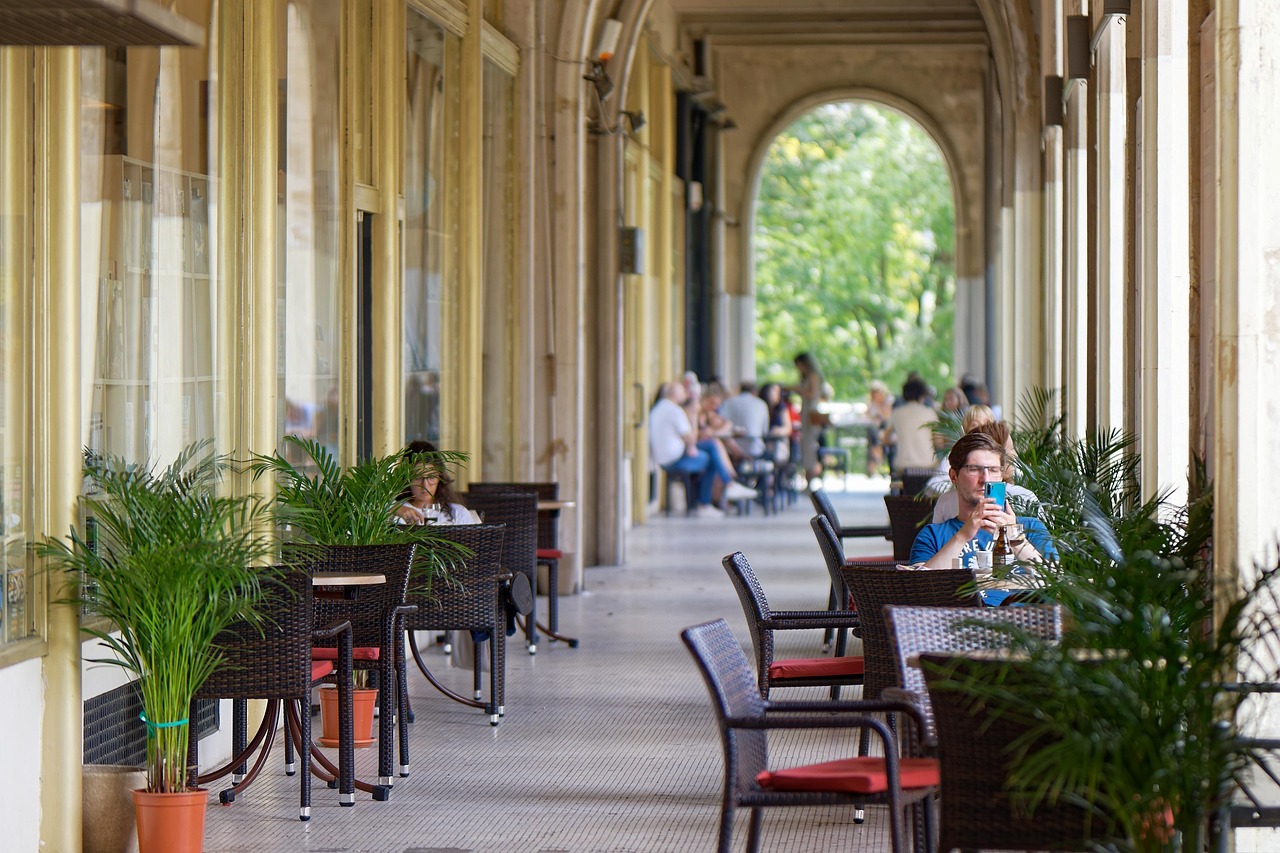 Zomers terras in Brussel met mensen die genieten van de zon