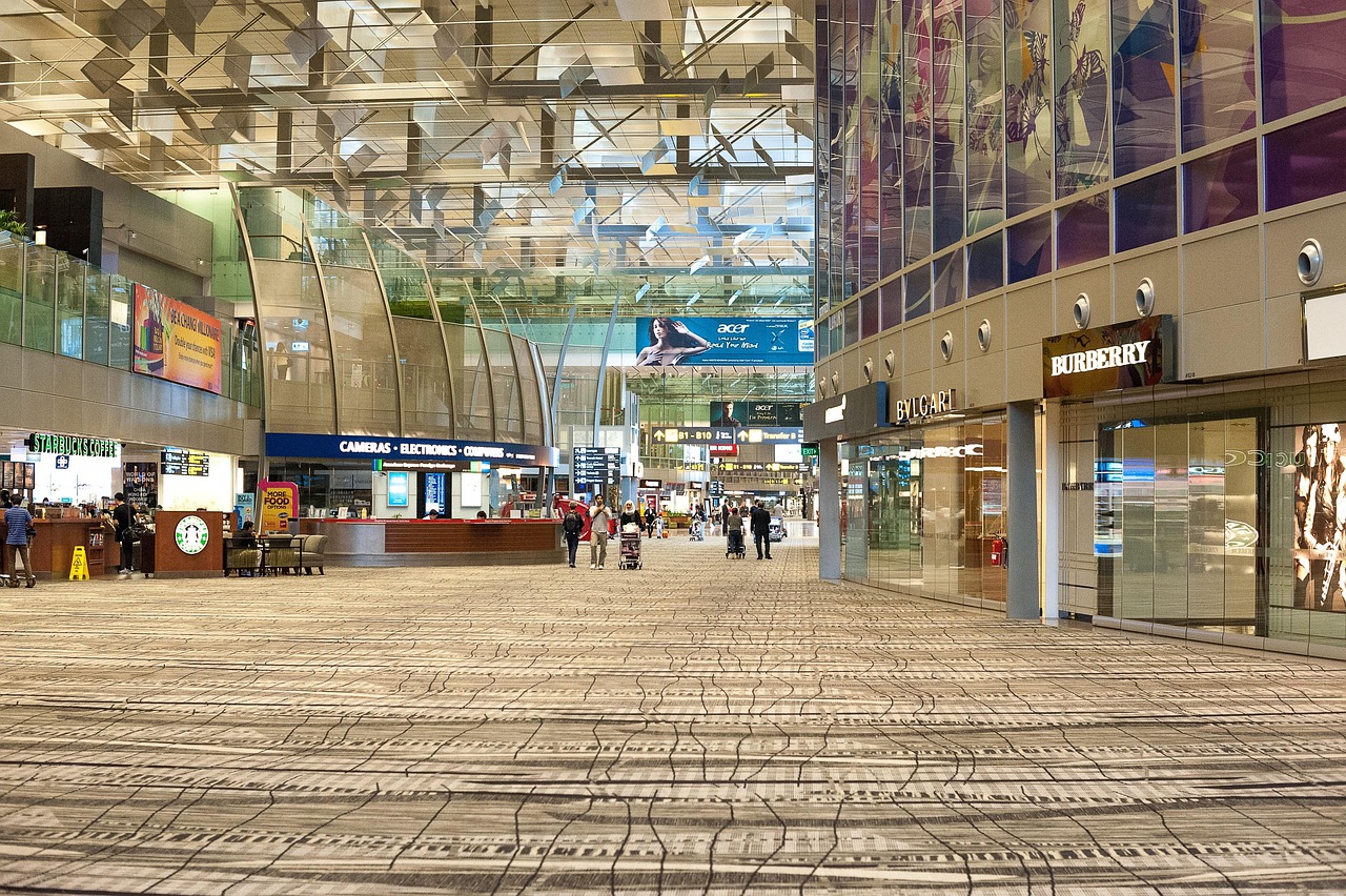 Reizigers wachten in een lichte, moderne vertrekhal op een grote Europese luchthaven
