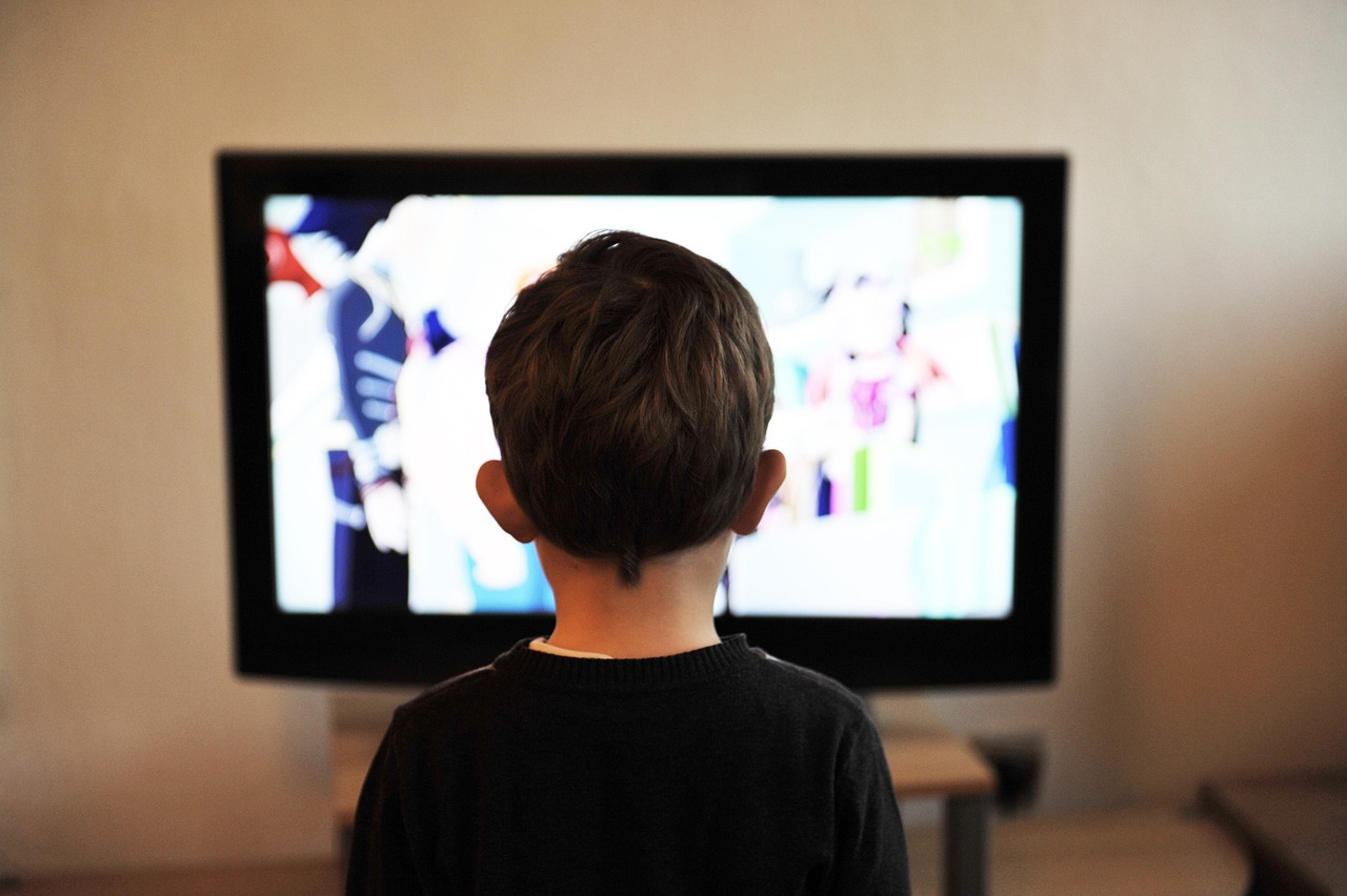 Persoon die comfortabel een film kijkt op televisie in een gezellige woonkamer