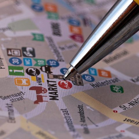 Tweedehands meubels te koop op een lokale markt in België