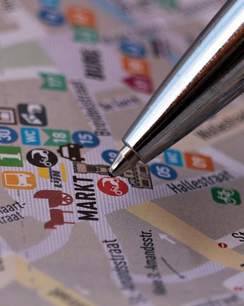 Tweedehands meubels te koop op een lokale markt in België