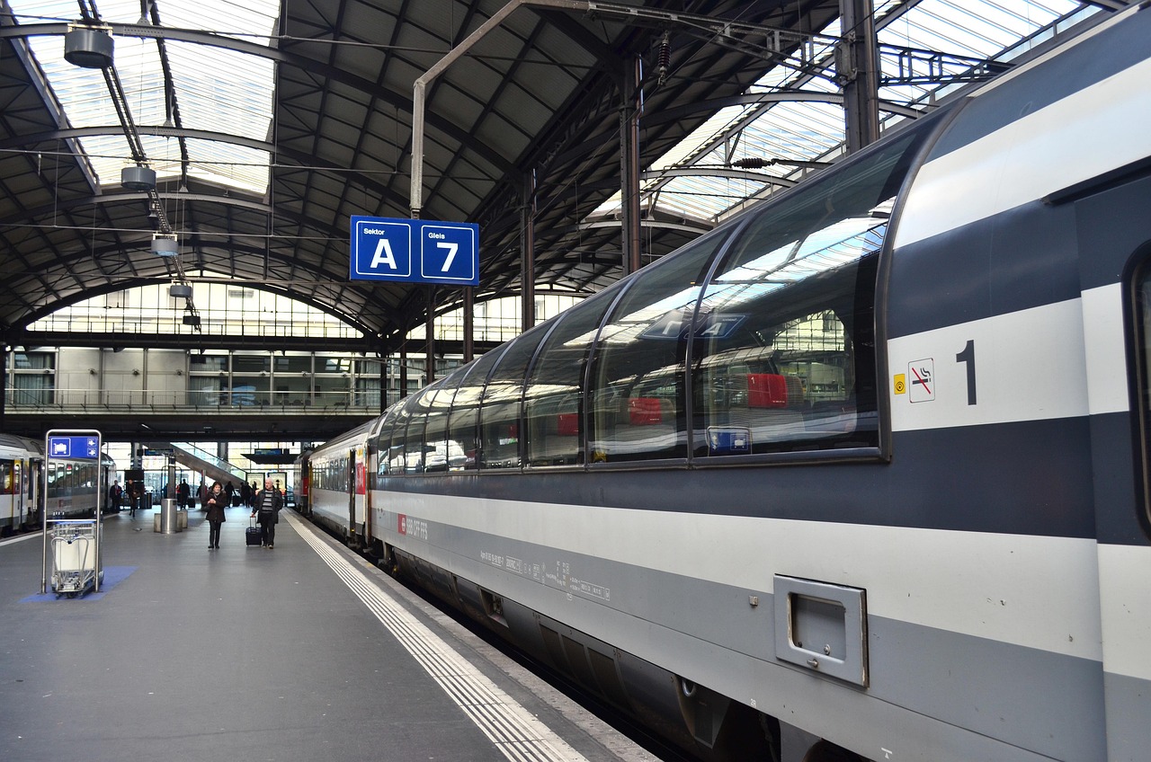 Reizigers met koffers op een Belgisch treinstation richting luchthaven
