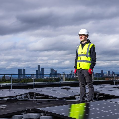 Zonnepanelen op een dak van een Belgische woning op een zonnige dag