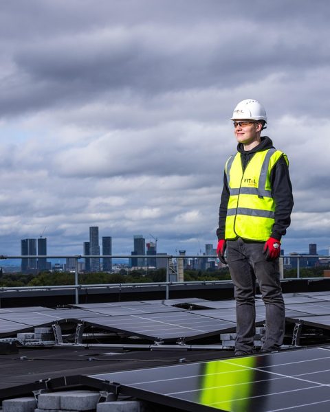 Zonnepanelen op een dak van een Belgische woning op een zonnige dag