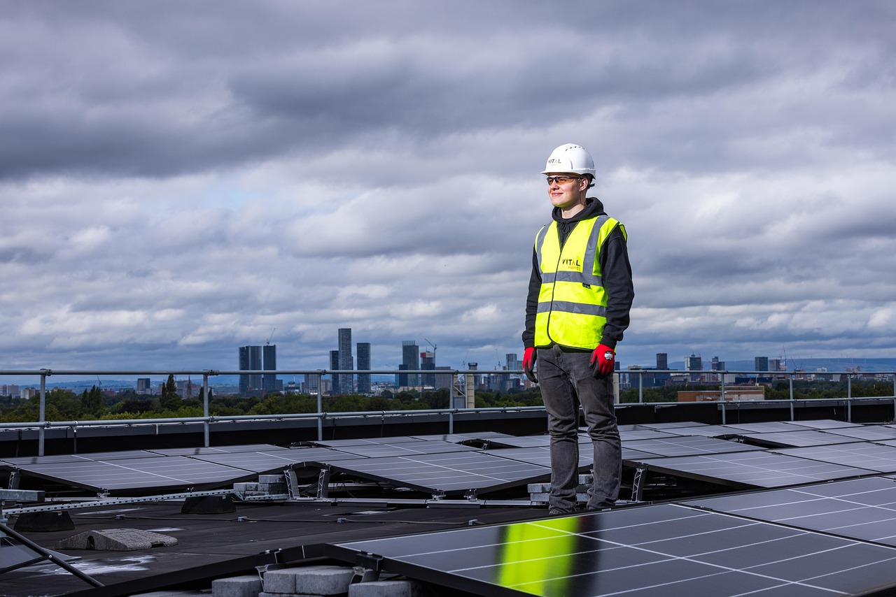 Zonnepanelen op een dak van een Belgische woning op een zonnige dag