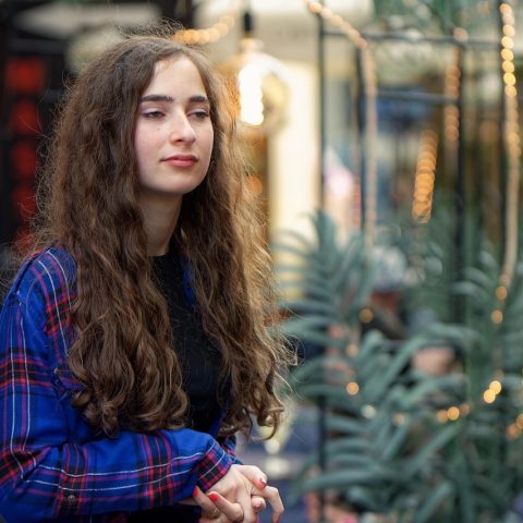 Terras in een Antwerpse straatje met typische gevelhuizen op de achtergrond