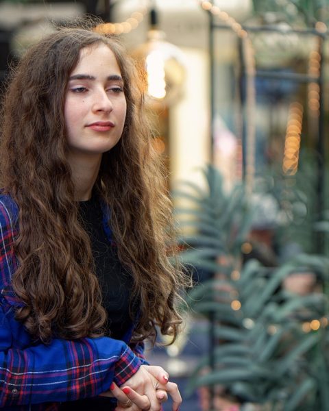 Terras in een Antwerpse straatje met typische gevelhuizen op de achtergrond