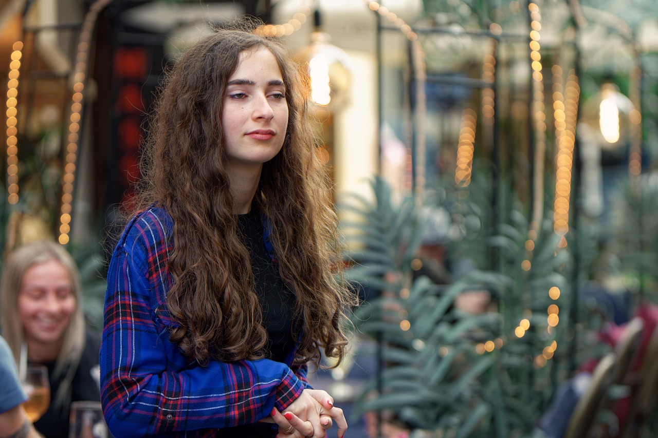 Terras in een Antwerpse straatje met typische gevelhuizen op de achtergrond