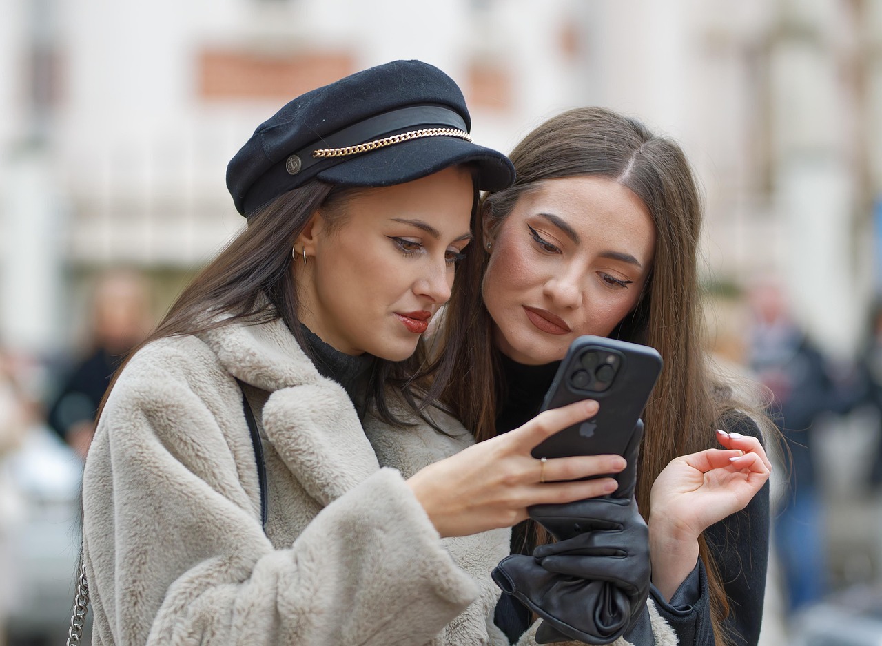 Gezin dat samen hun budget bekijkt op een smartphone aan de keukentafel