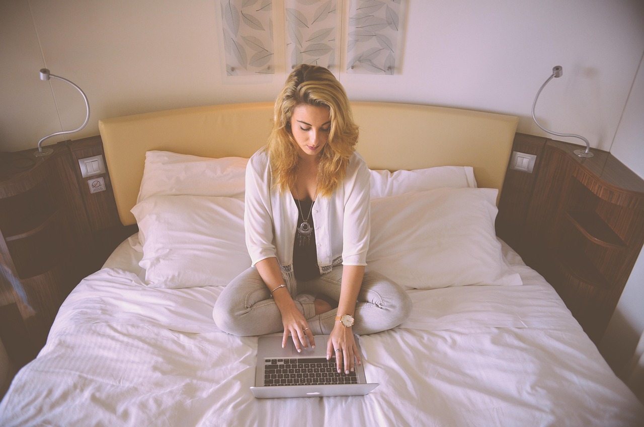 Persoon kijkt gefrustreerd naar laptop terwijl hij online probeert in te loggen