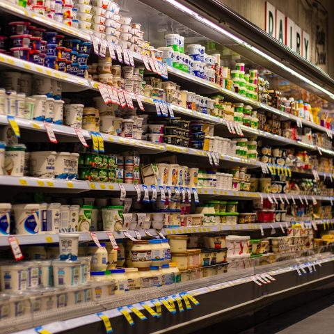 Rek in een Belgische supermarkt met huismerkproducten en A-merkproducten naast elkaar