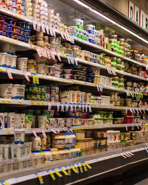 Rek in een Belgische supermarkt met huismerkproducten en A-merkproducten naast elkaar