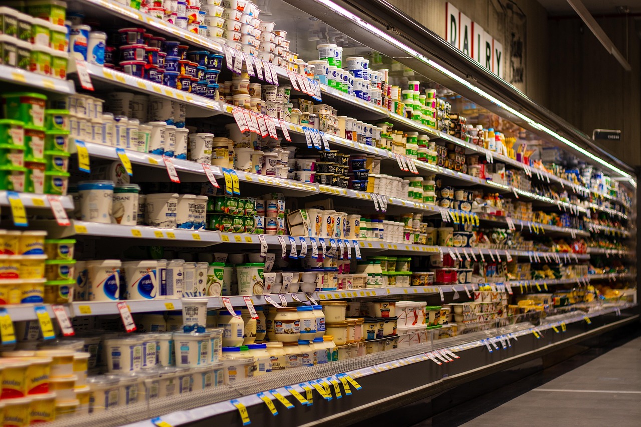 Rek in een Belgische supermarkt met huismerkproducten en A-merkproducten naast elkaar
