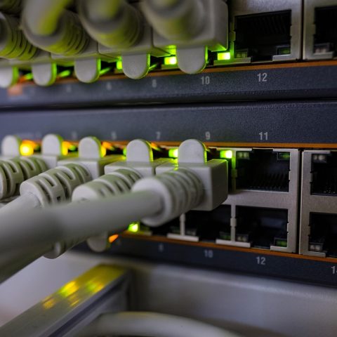 Persoon die een internetrouter aansluit tijdens een provideroverstap thuis