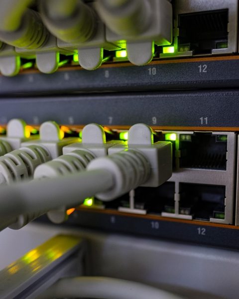 Persoon die een internetrouter aansluit tijdens een provideroverstap thuis
