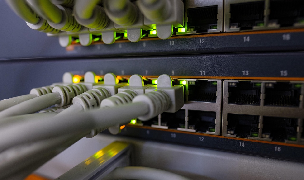 Persoon die een internetrouter aansluit tijdens een provideroverstap thuis