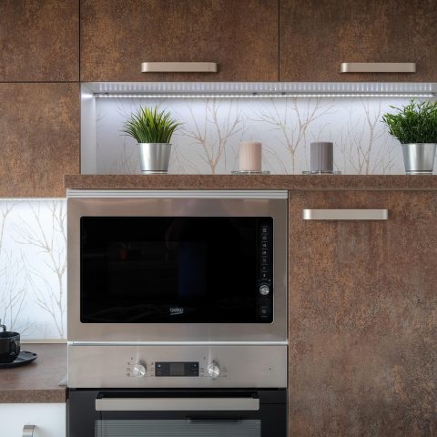 Keukendeuren die worden geschilderd tijdens een renovatie