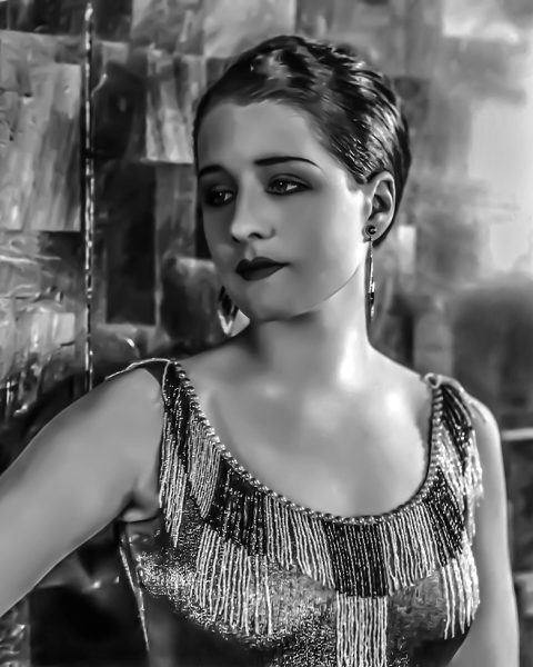 Een actrice op een filmset in een donkere, sfeervolle omgeving die doet denken aan een horrorproductie
