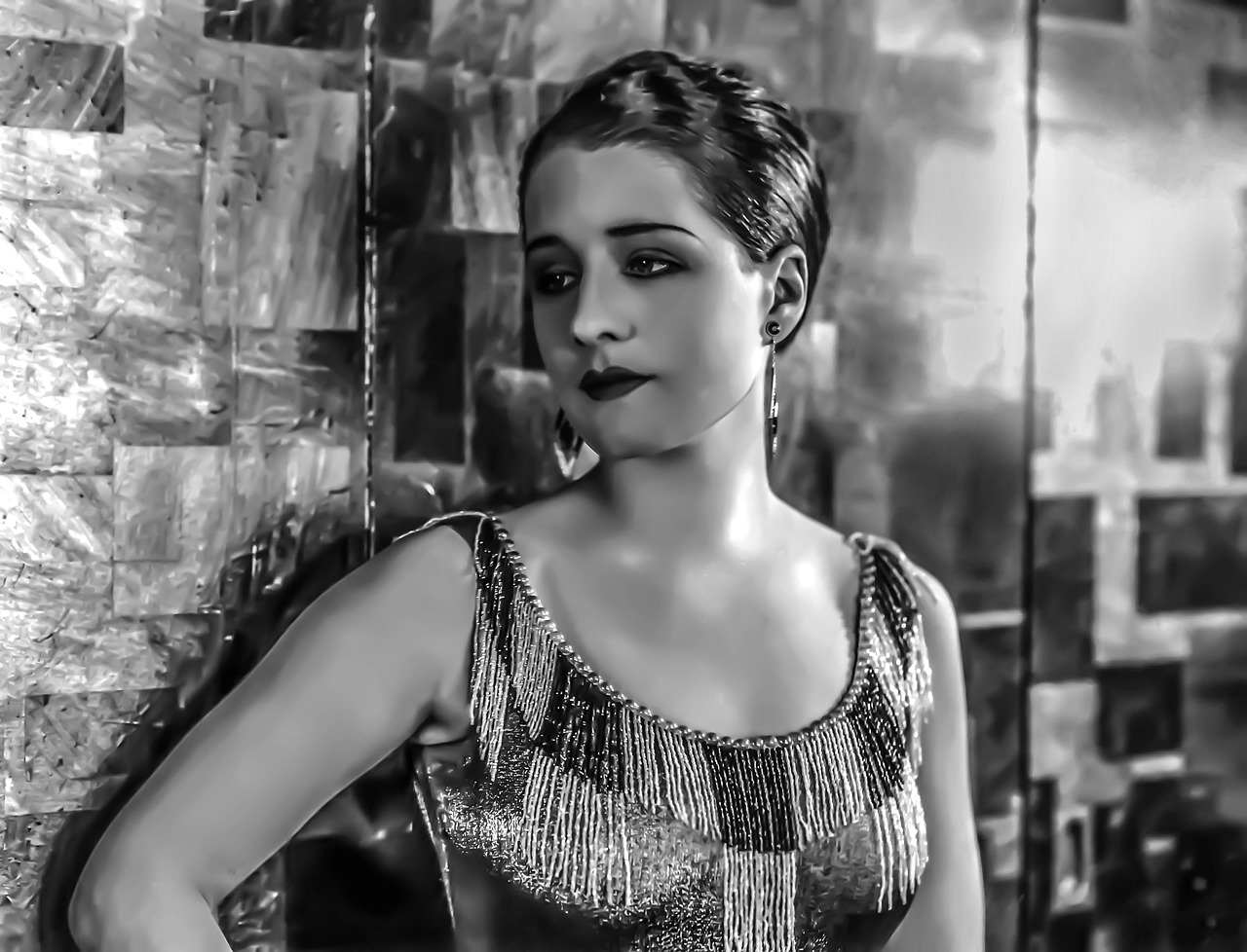 Een actrice op een filmset in een donkere, sfeervolle omgeving die doet denken aan een horrorproductie