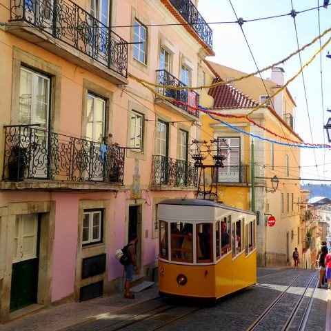 Kleurrijke straatjes in Lissabon tijdens de herfst met weinig toeristen