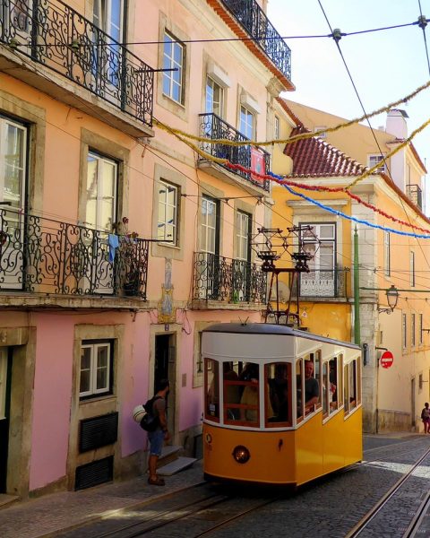 Kleurrijke straatjes in Lissabon tijdens de herfst met weinig toeristen