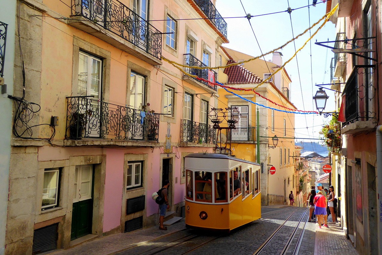 Kleurrijke straatjes in Lissabon tijdens de herfst met weinig toeristen