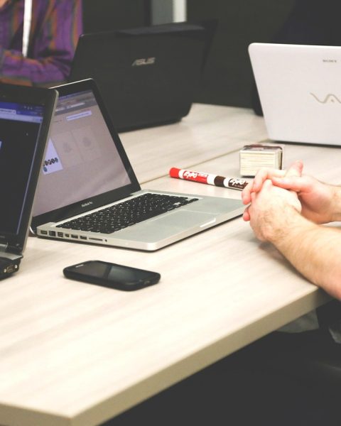 Een klein team in een open kantoorruimte tijdens een informeel overleg bij een startup