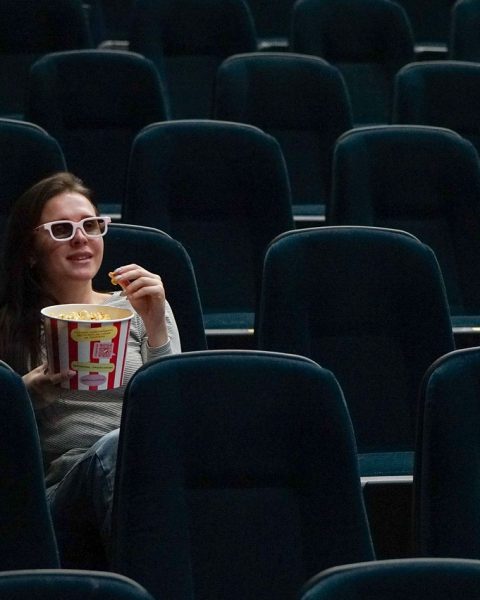 Vrouw kijkt ontspannen naar een film op de bank