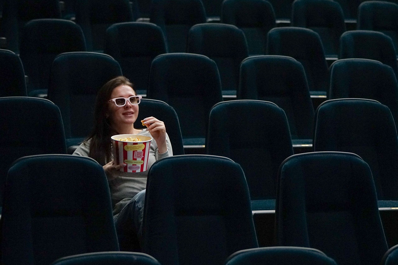 Vrouw kijkt ontspannen naar een film op de bank