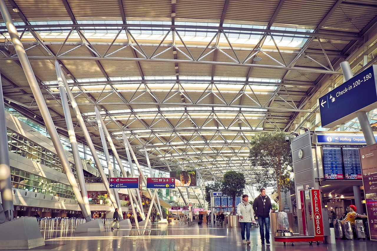 Drukke vertrekhal in een grote Europese luchthaven met reizigers en handbagage
