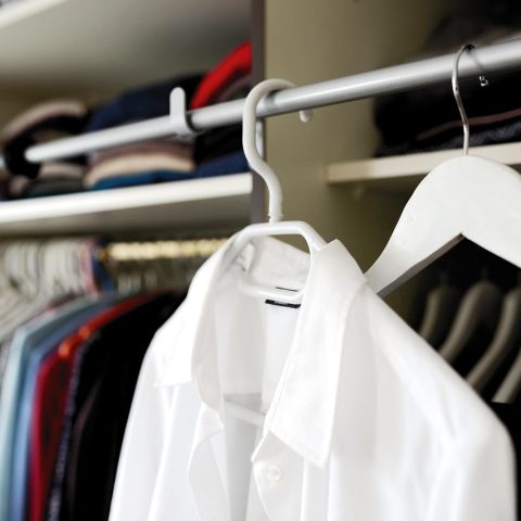 Een nette herfstgarderobe met gelaagde kleding in warme neutrale tinten zoals beige, roest en donkerblauw