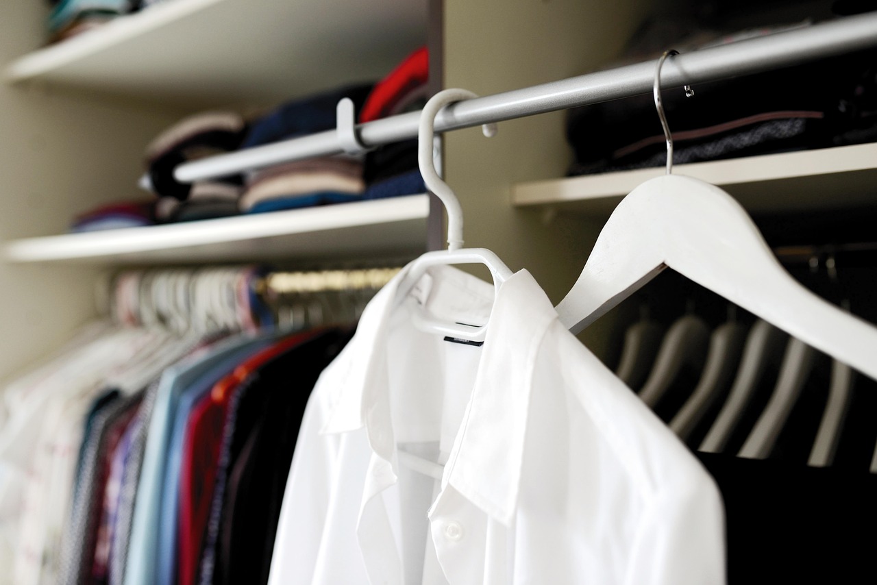 Een nette herfstgarderobe met gelaagde kleding in warme neutrale tinten zoals beige, roest en donkerblauw