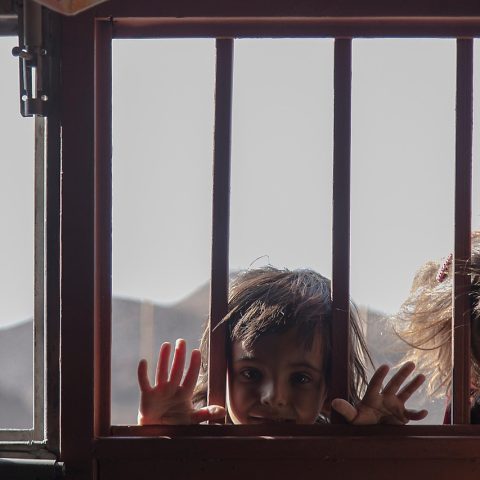 Kinderen kijken samen naar een film op een regenachtige dag
