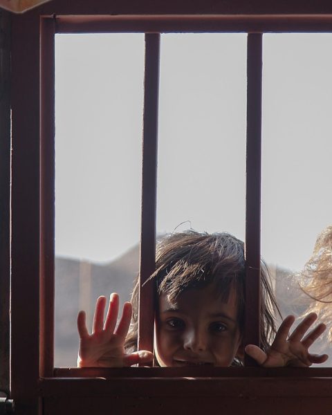 Kinderen kijken samen naar een film op een regenachtige dag