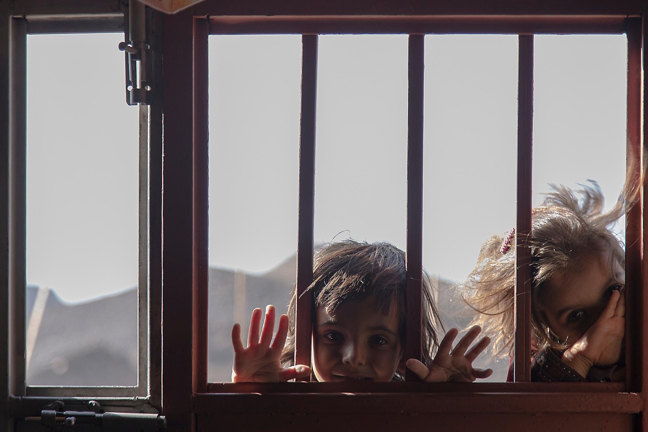 Kinderen kijken samen naar een film op een regenachtige dag