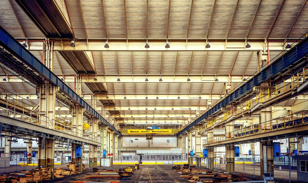Moderne coworkingspace in een industrieel gebouw met grote ramen en open werktafels