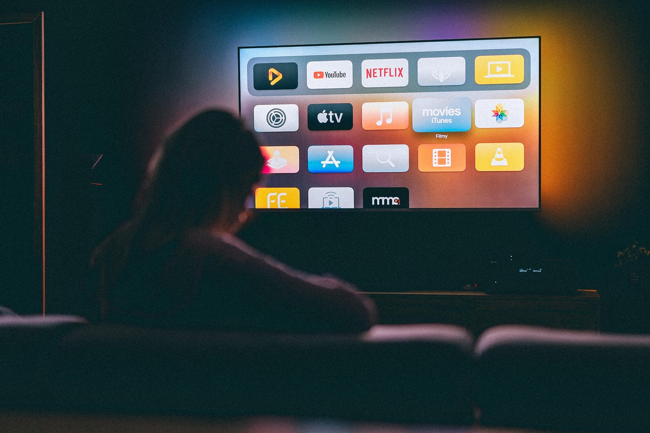 Gezin op de bank dat samen naar een streamingdienst kijkt op de televisie
