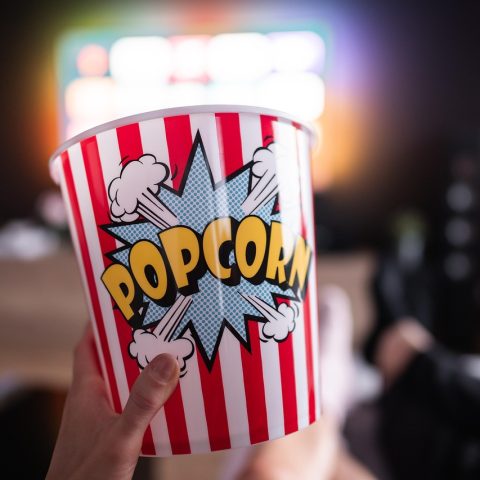Gezin kijkt samen naar een animatiefilm op de bank