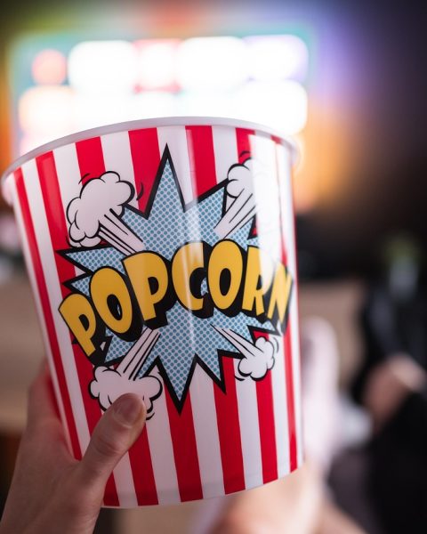 Gezin kijkt samen naar een animatiefilm op de bank