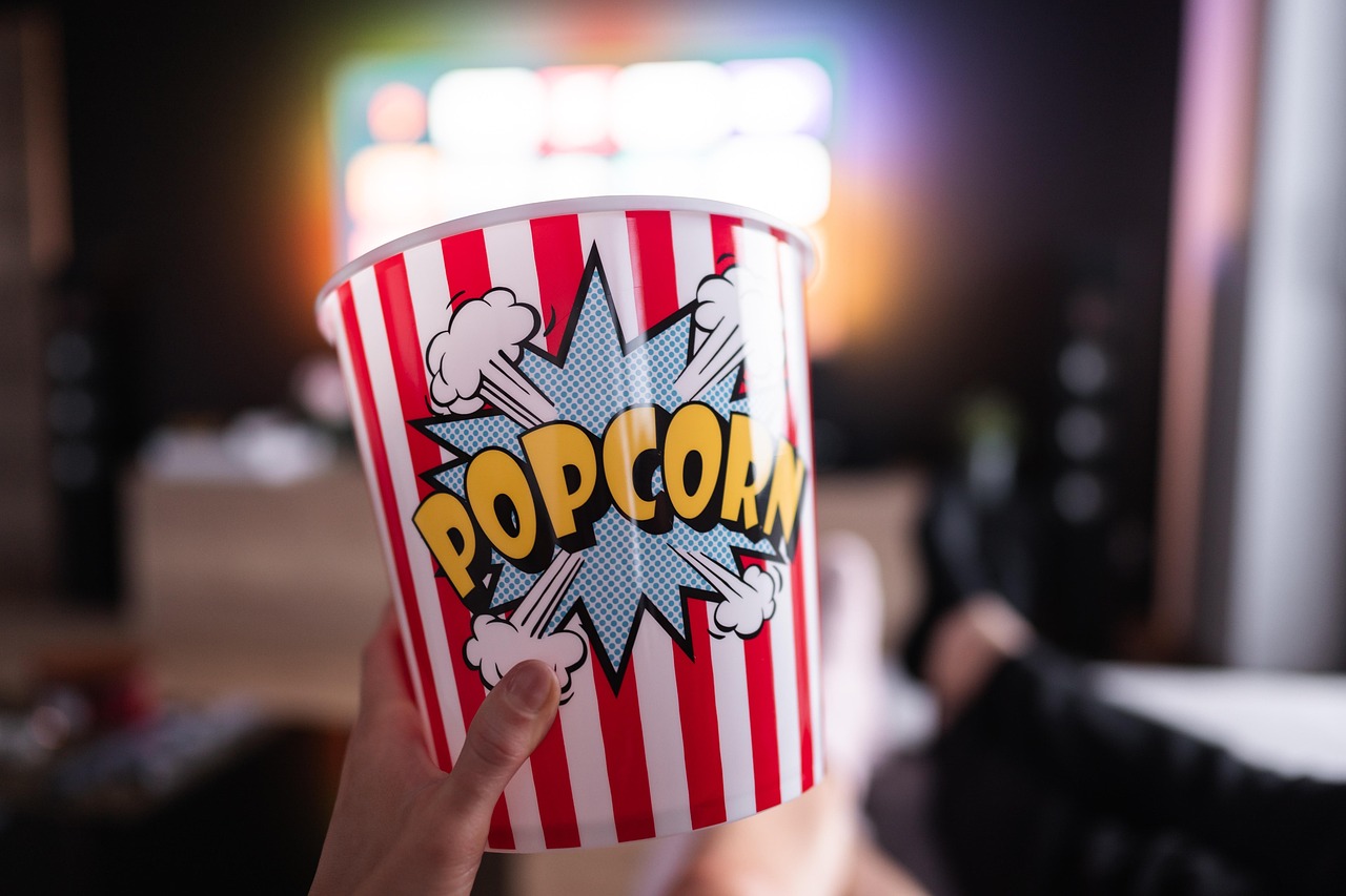 Gezin kijkt samen naar een animatiefilm op de bank