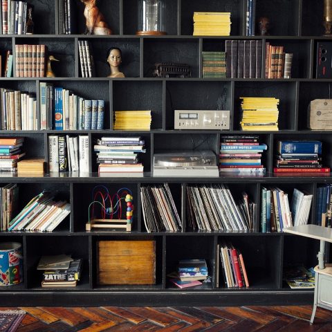 Boekhandel met internationale boeken op de schappen