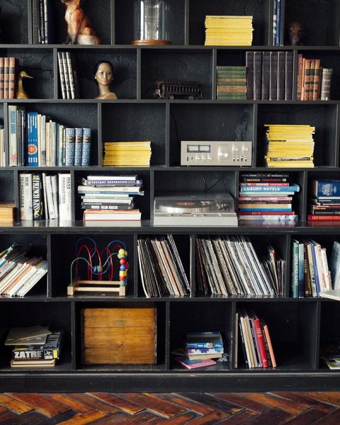 Boekhandel met internationale boeken op de schappen